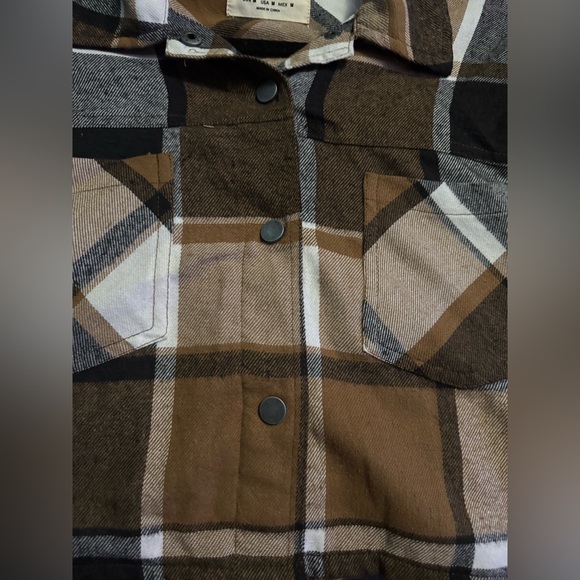 Ashley by 26 International Cropped Shacket - Picture 3 of 4